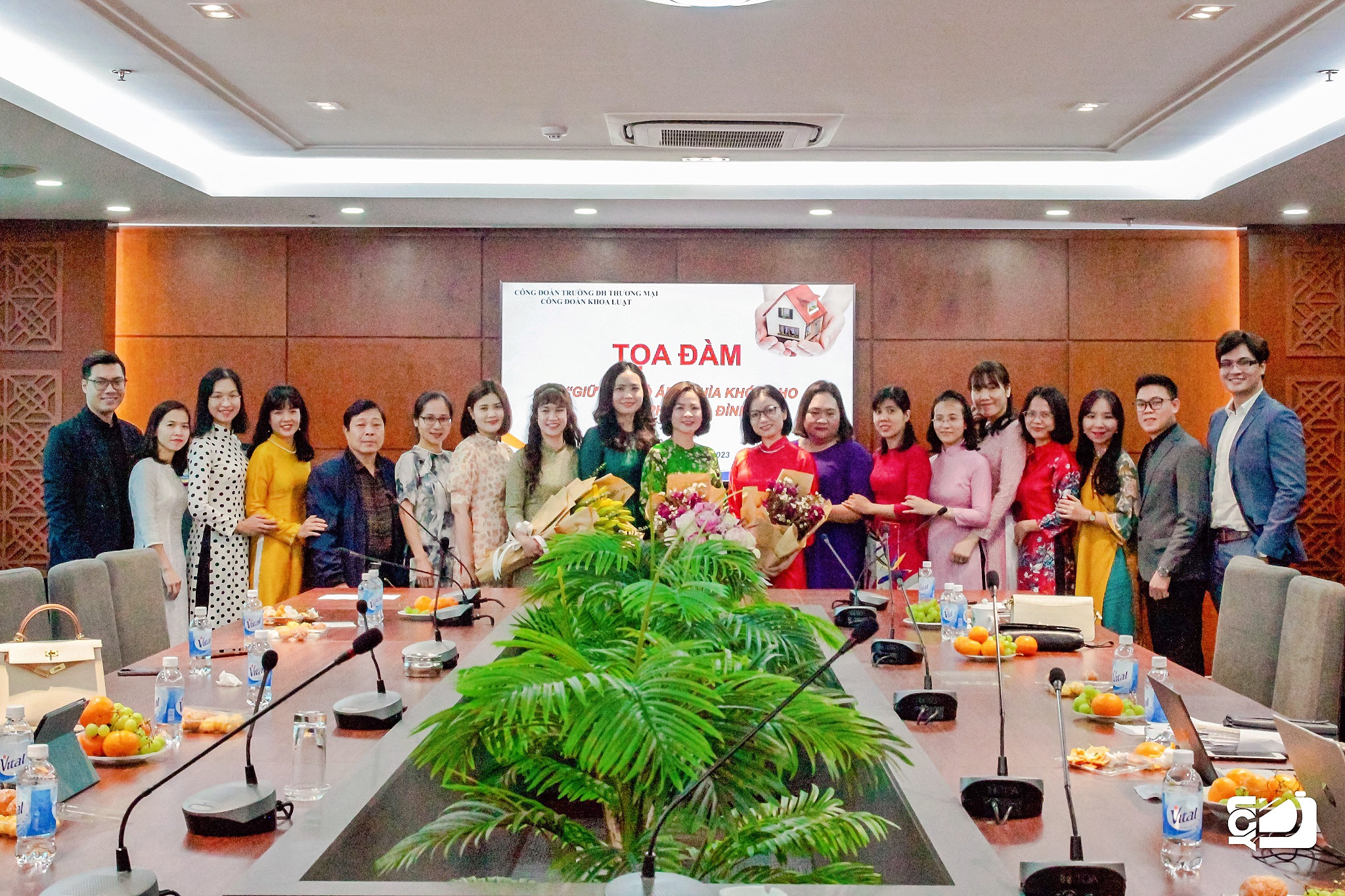 TOẠ ĐÀM CÔNG ĐOÀN KHOA LUẬT "GIỮ LỬA TỔ ẤM - CHÌA KHOÁ CHO HẠNH PHÚC GIA ĐÌNH"