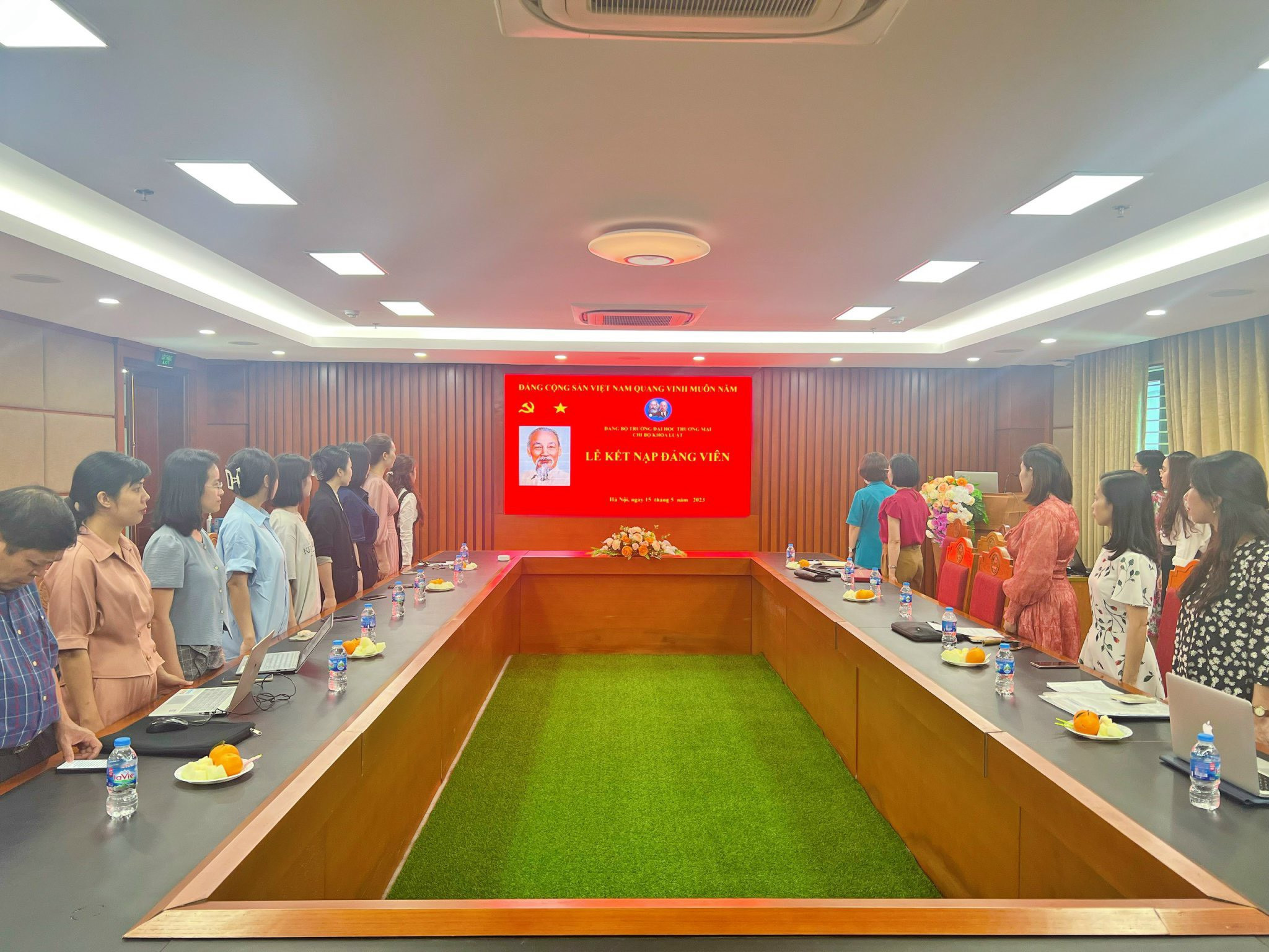 CHI BỘ KHOA LUẬT TỔ CHỨC LỄ KẾT NẠP ĐẢNG VIÊN MỚI