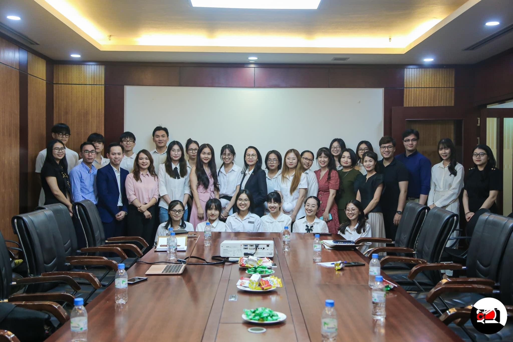 SINH VIÊN KHOA LUẬT, ĐẠI HỌC THƯƠNG MẠI THAM QUAN THỰC TẾ CÔNG TY LUẬT TNHH SMiC.