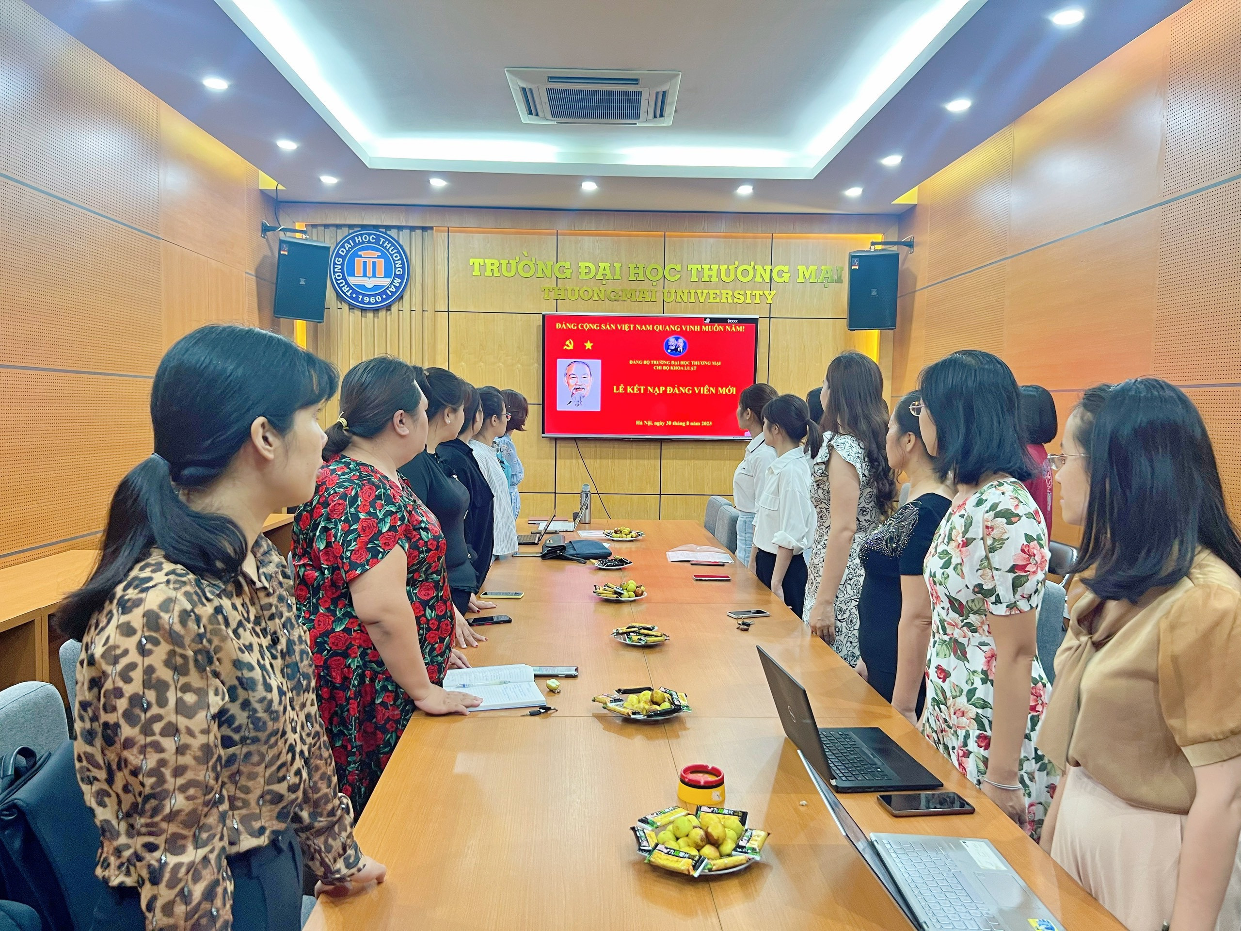 CHI BỘ KHOA LUẬT TỔ CHỨC LỄ KẾT NẠP ĐẢNG VIÊN MỚI