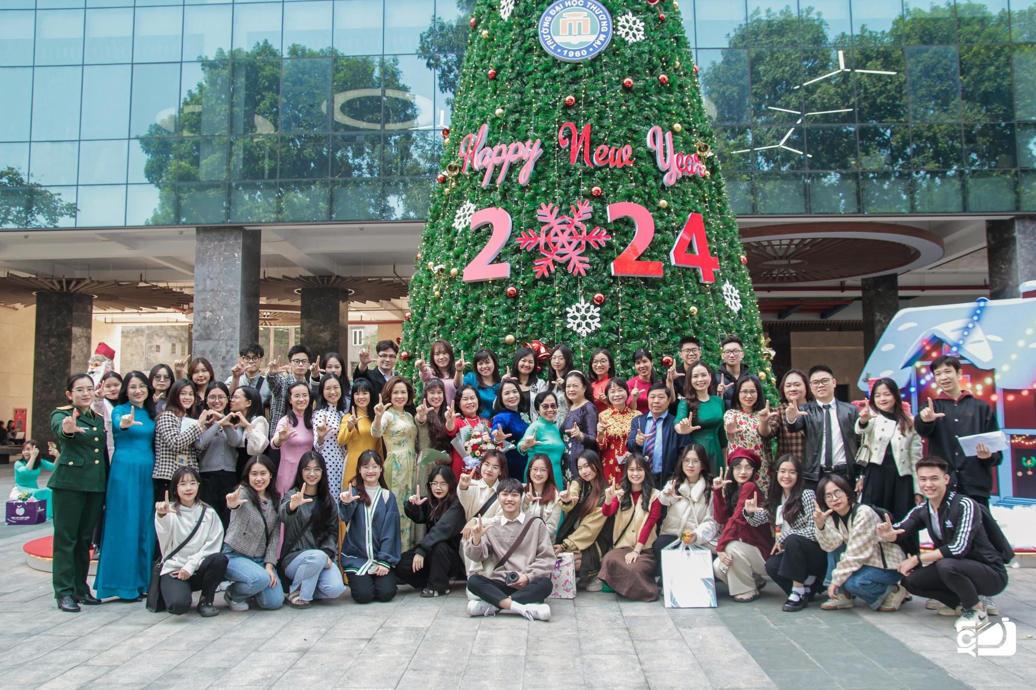 LIÊN HOAN TRI ÂN NHÀ GIÁO KHOA LUẬT, TRƯỜNG ĐẠI HỌC THƯƠNG MẠI