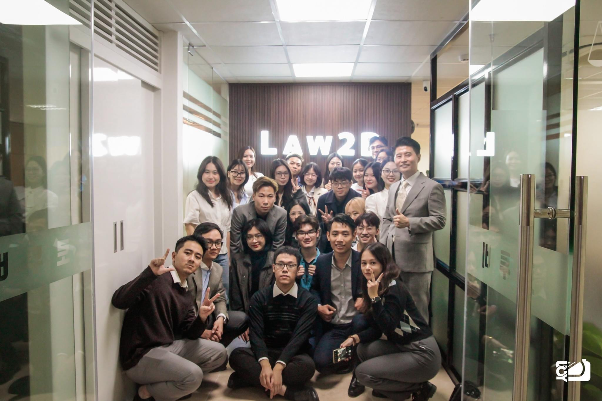 SINH VIÊN KHOA LUẬT, ĐẠI HỌC THƯƠNG MẠI ĐI THỰC TẾ DOANH NGHIỆP: THAM QUAN CÔNG TY LUẬT TNHH LAW2B