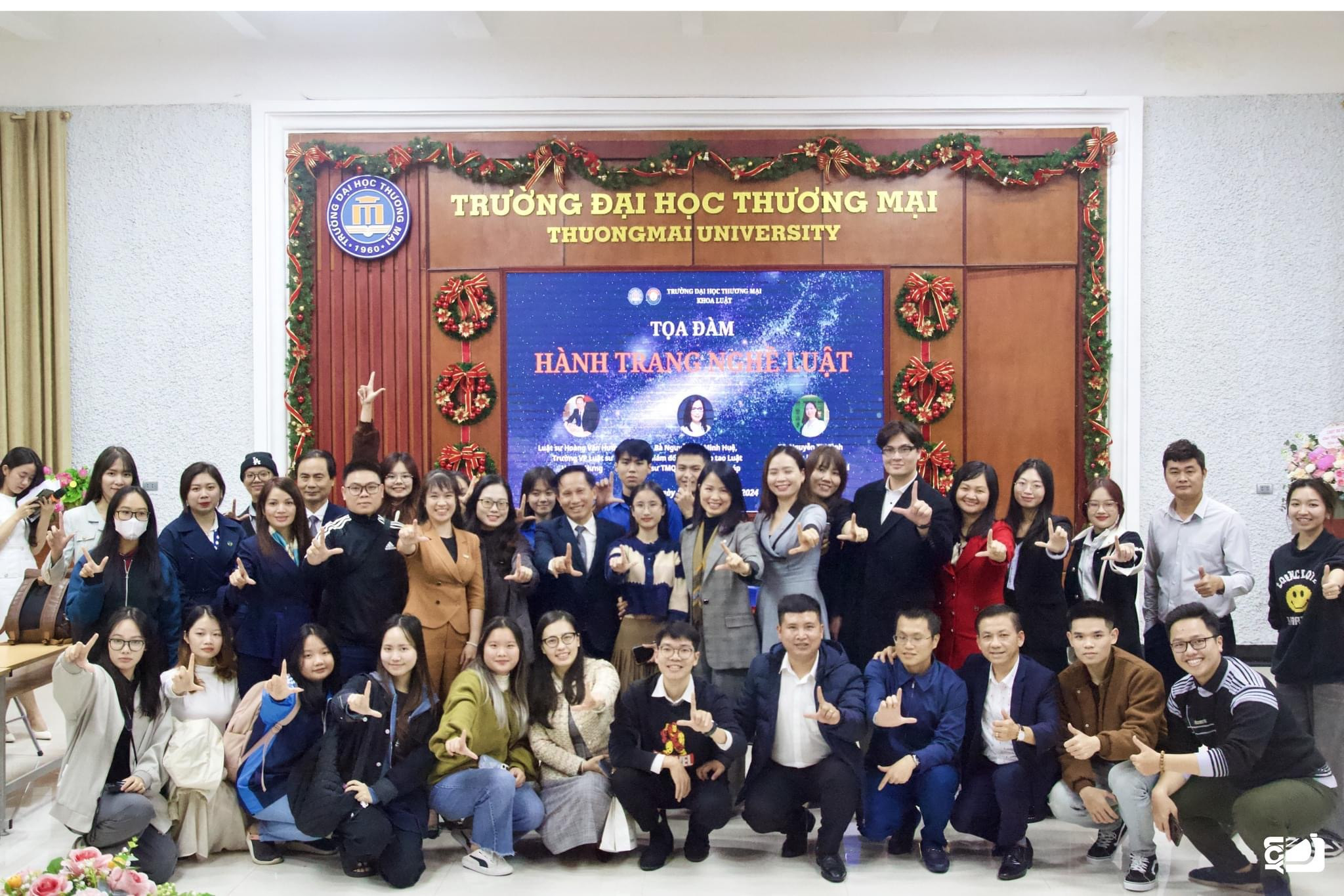 KHOA LUẬT TỔ CHỨC TOẠ ĐÀM "HÀNH TRANG NGHỀ LUẬT"