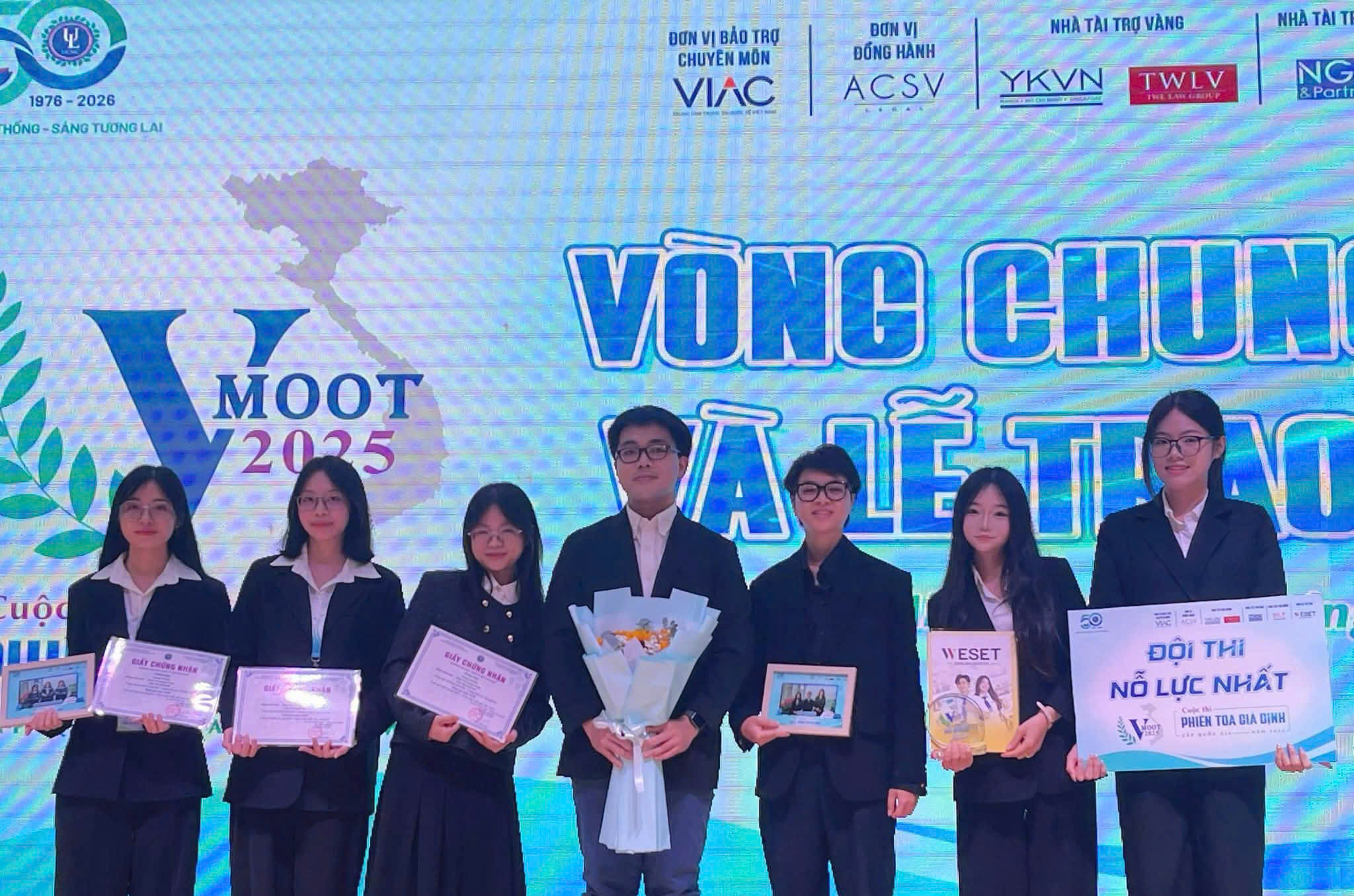 DẤU ẤN BẢN LĨNH CỦA SINH VIÊN KHOA LUẬT TMU TẠI VMOOT QUỐC GIA 2025