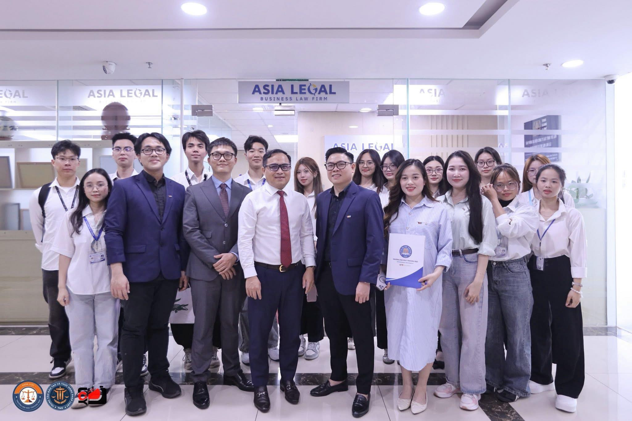 TRUNG TÂM ĐÀO TẠO VÀ THỰC HÀNH PHÁP LUẬT, KHOA LUẬT ĐƯA SINH VIÊN ĐI THAM QUAN THỰC TẾ VÀ TỌA ĐÀM TẠI CÔNG TY LUẬT TNHH ASIA LEGAL